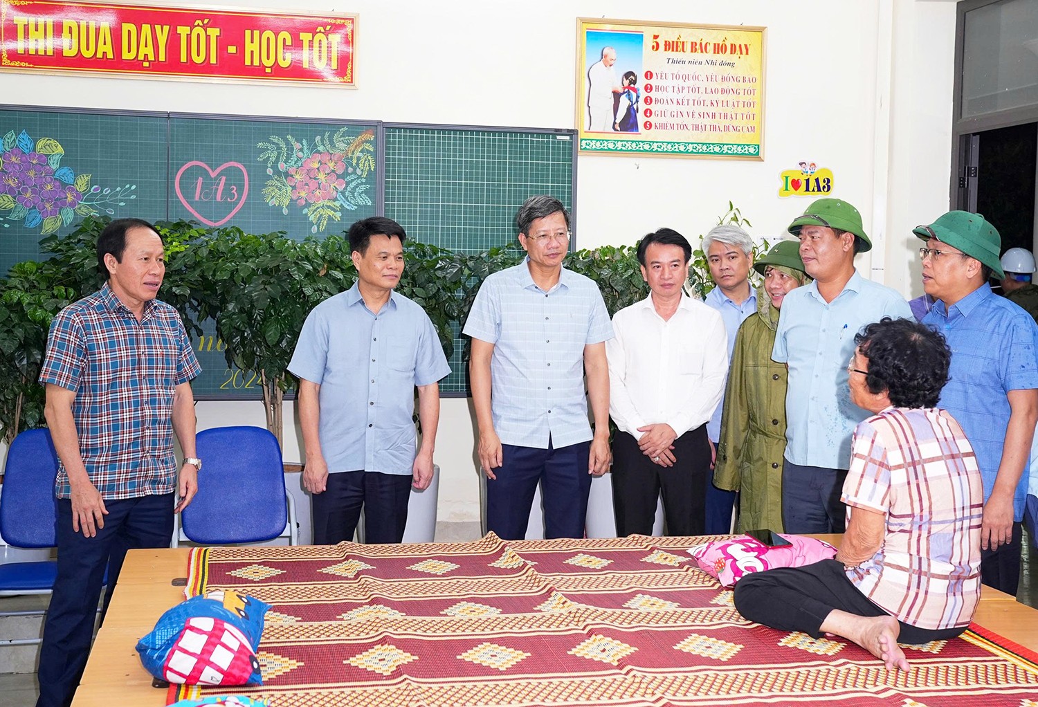 Ông Lê Tiến Châu, Ủy viên Trung ương Đảng, Bí thư Thành ủy, Trưởng đoàn đại biểu 555win tải app thành phố Hải Phòng; ông Lê Ngọc Châu, Phó Bí thư Thành ủy, Chủ tịch UBND thành phố Hải Phòng cùng đoàn công tác đến thăm và động viên các hộ tạm lánh, tránh trú bão tại Trường Tiểu học Quang Trung, tối 21/7.