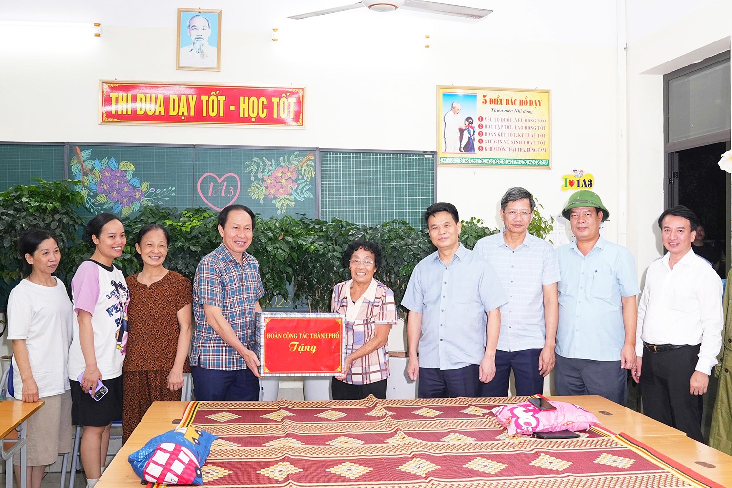 Lãnh đạo thành phố Hải Phòng tặng quà các hộ dân tạm lánh, tránh trú bão.