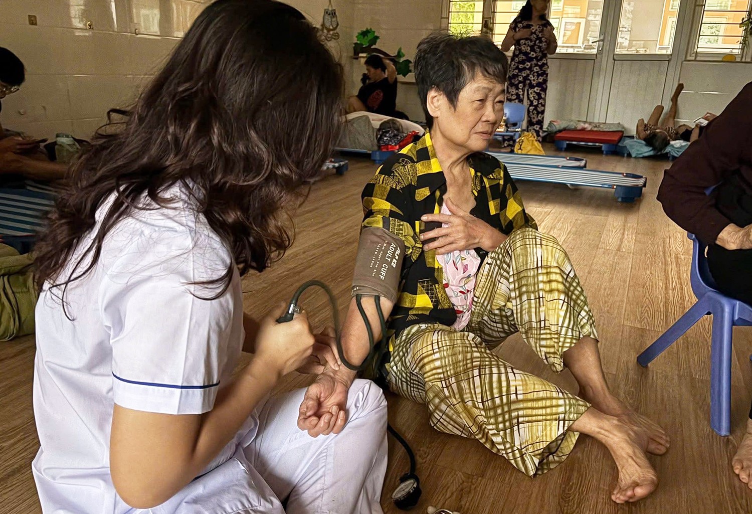 Tại các điểm tạm tránh trú bão phường Ngô Quyền và phường Gia Viên người dân được lực lượng y tế thăm khám sức khoẻ và phục vụ ăn sáng.