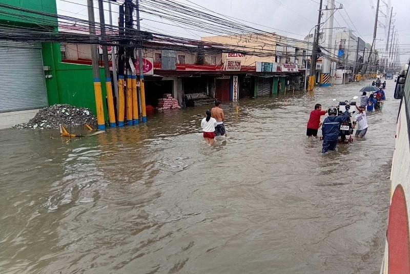 Philippines đóng cửa trường học và trụ sở chính quyền do mưa lớn kéo dài