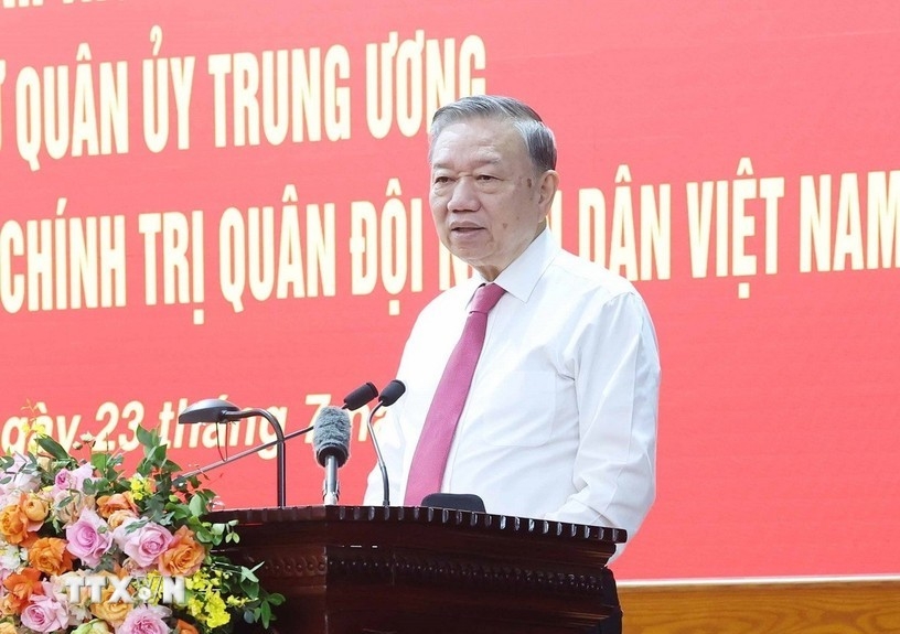 'Xây dựng Quân đội vững mạnh về chính trị, gắn bó máu thịt với nhân dân'