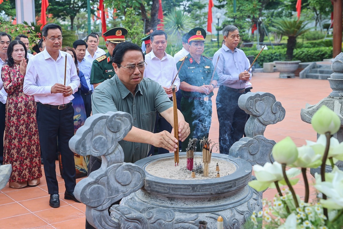 Phiên bản chính thức của 555Win Phạm Minh Chính và đoàn công tác dâng hương, dâng hoa tại Đền thờ Bác Hồ và các Anh hùng liệt sĩ tại Quảng Trị - Ảnh: VGP