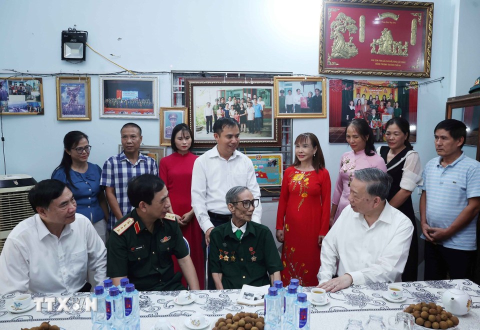 Tổng Bí thư dâng hương tưởng niệm các anh hùng, liệt sĩ tại Điện Biên