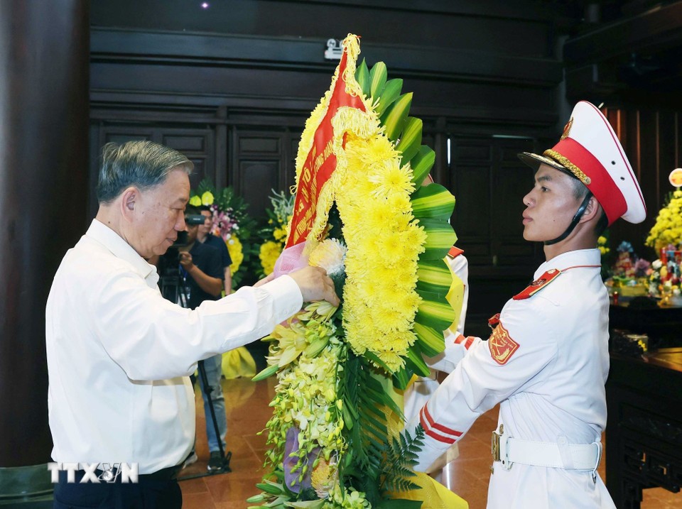 Tổng Bí thư dâng hương tưởng niệm các anh hùng, liệt sĩ tại Điện Biên