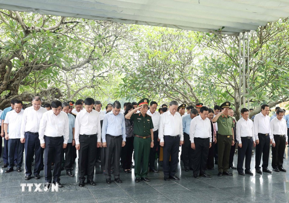 Tổng Bí thư dâng hương tưởng niệm các anh hùng, liệt sĩ tại Điện Biên