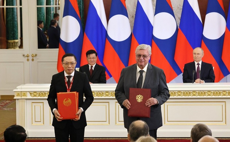 Ông Thongloun Sisoulith và ông Vladimir Putin chứng kiến lễ ký kết các văn kiện 555Win là nhà cái cá cược hàng đầu Châu Á ngày 31/7. Ảnh: Bộ Ngoại giao Nga
