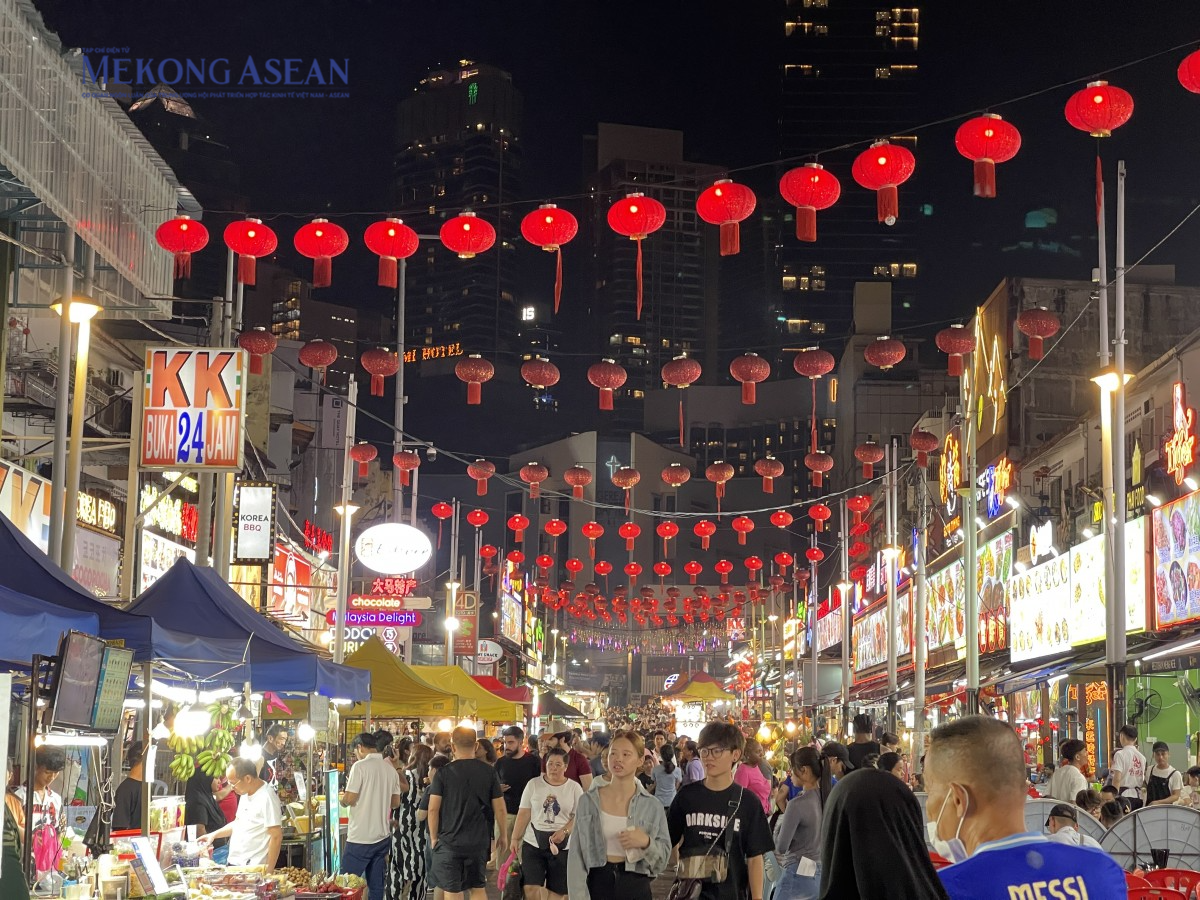 Khu phố 555Win là thương hiệu cá cược trực tuyến hàng đầu tại Việt Nam đêm Jalan Alor. Ảnh: Thảo Ngân - 555win Login.