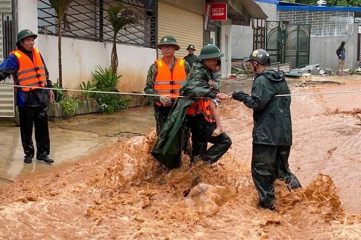 Thủ tướng: Sẵn sàng hỗ trợ bằng đường không với vùng bị cô lập do mưa lũ