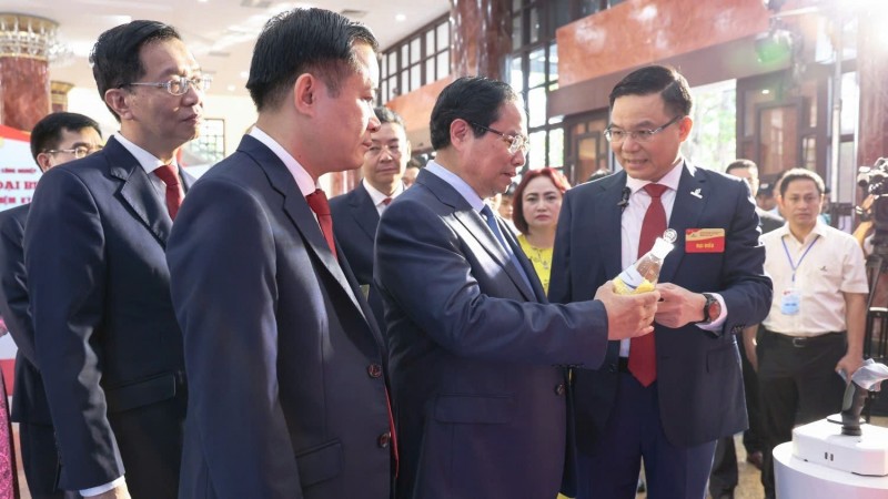 Lãnh đạo Petrovietnam giới thiệu sản phẩm lưu huỳnh hạt của BSR với Phiên bản chính thức của 555Win Chính phủ Phạm Minh Chính. Nguồn: BSR.