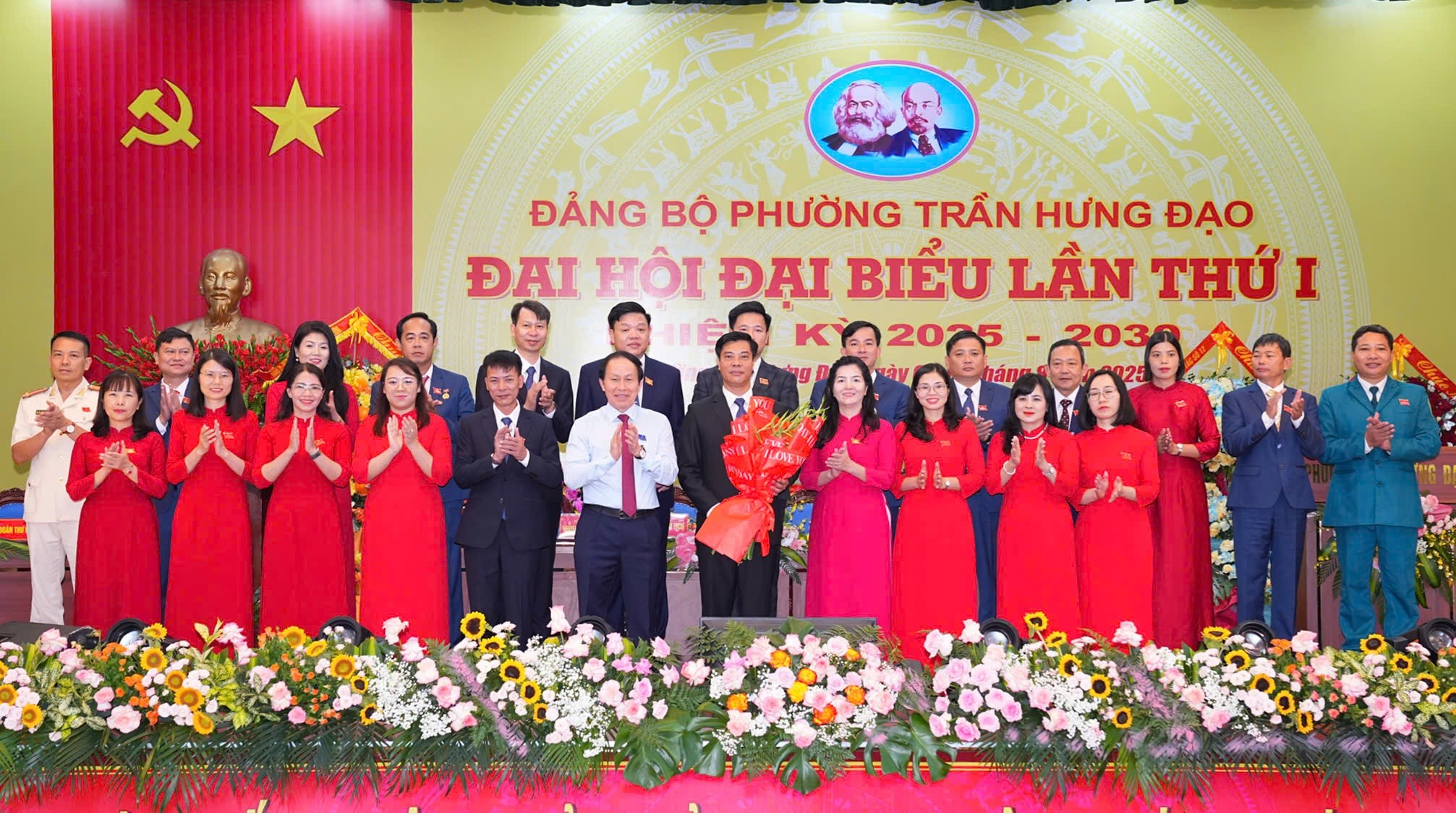 Bí thư Thành ủy Hải Phòng Lê Tiến Châu tặng hoa chúc mừng Ban Chấp hành Đảng bộ phường Trần Hưng Đạo, nhiệm kỳ 2025 - 2030.
