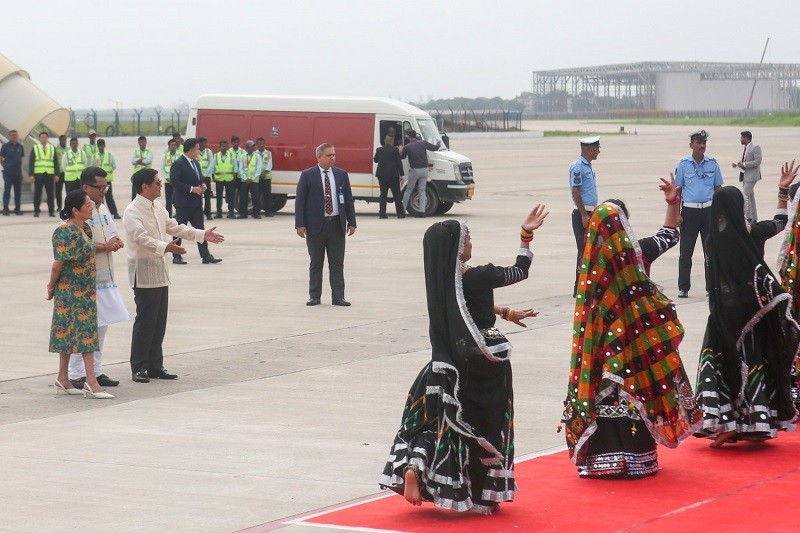 Tổng thống Ferdinand Marcos Jr và Đệ nhất Phu nhân Liza Araneta-Marcos được chào đón bằng màn múa truyền thống. Ảnh: Văn phòng Tổng thống Philippines