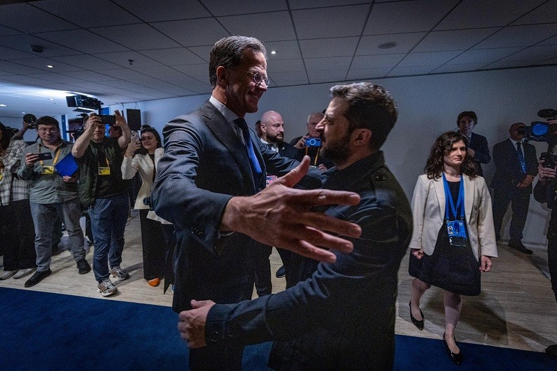 Tổng Thư ký NATO Mark Rutte và Tổng thống Ukraine Volodymyr Zelensky tại Hội nghị Thượng đỉnh NATO ngày 24/6. Ảnh: X/@SecGenNATO