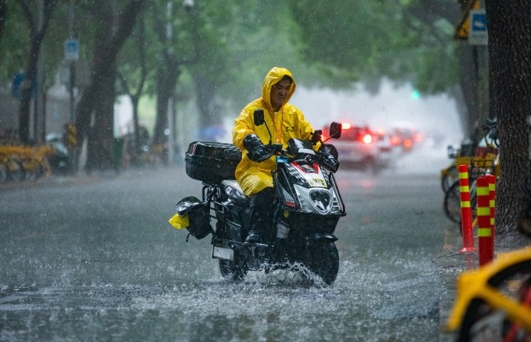 Trung Quốc sơ tán hơn 80.000 cư dân ở thủ đô do mưa lũ