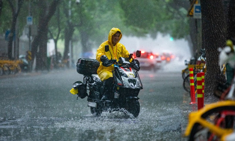 Trung Quốc sơ tán hơn 80.000 cư dân ở thủ đô do mưa lũ