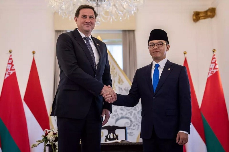 Ngoại trưởng Belarus Maxim Ryzhenkov (trái) và người đồng cấp Indonesia Sugiono tại Jakarta ngày 5/8. Ảnh: Antara
