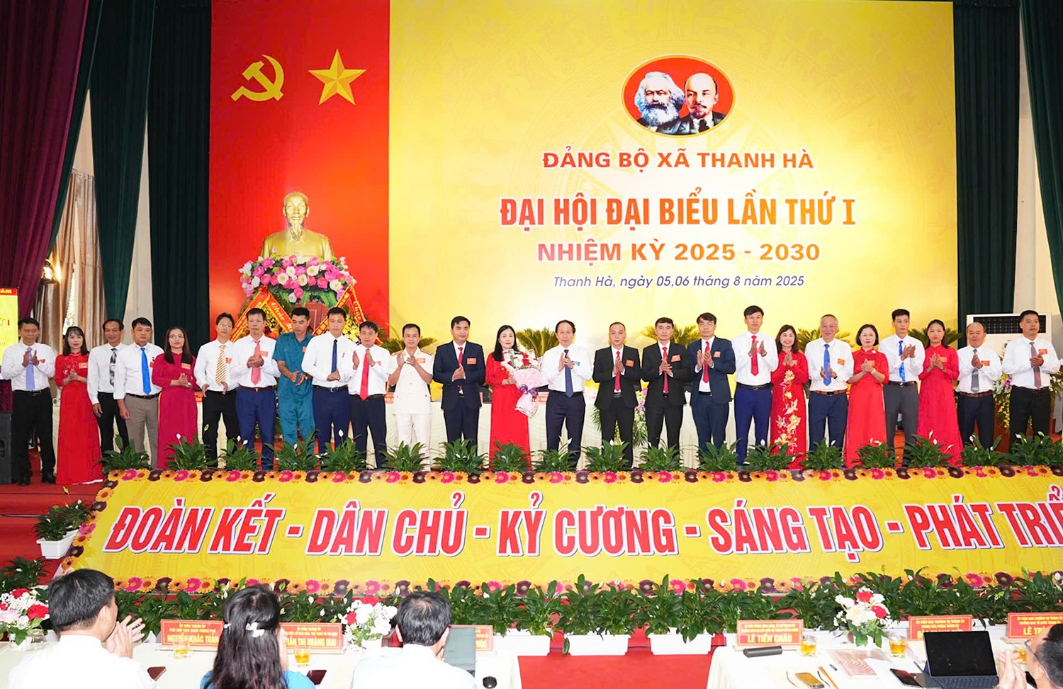 Bí thư Thành ủy Hải Phòng Lê Tiến Châu tặng hoa chúc mừng Ban Chấp hành Đảng bộ xã Thanh Hà nhiệm kỳ 2025 - 2030.