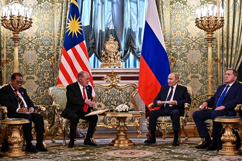 Ông Sultan Ibrahim và ông Vladimir Putin tại Phòng Xanh của Điện Kremlin ngày 6/8. Ảnh: BERNAMA