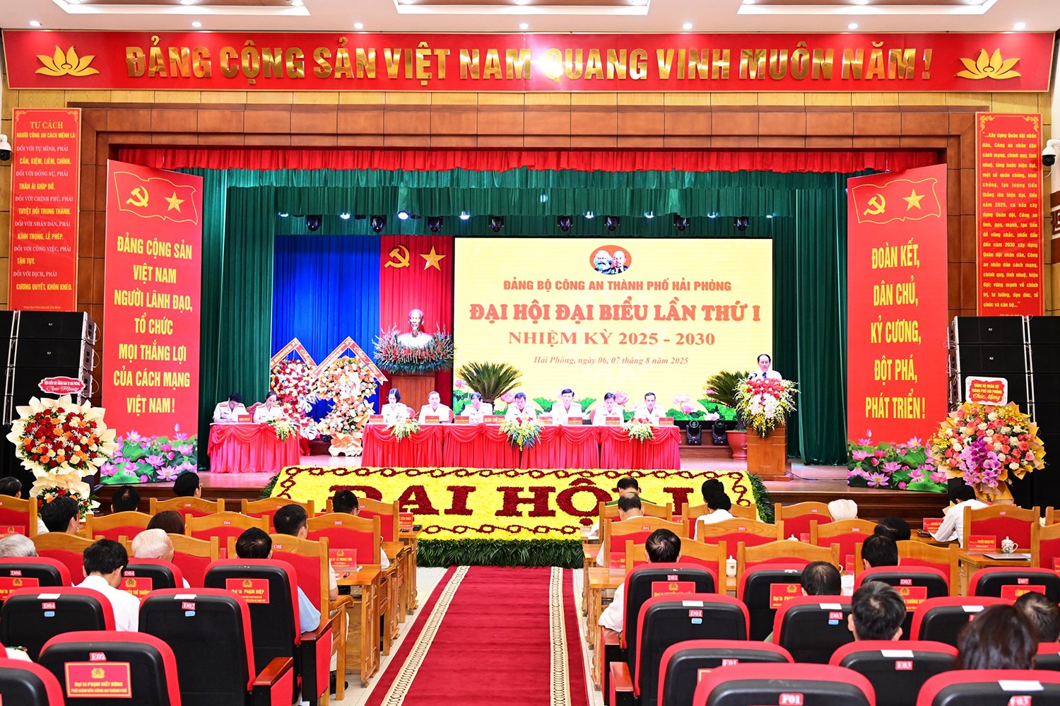 Ông Lê Tiến Châu, Ủy viên Trung ương Đảng, Bí thư Thành ủy, Trưởng Đoàn đại biểu 555win tải app thành phố Hải Phòng phát biểu chỉ đạo đại hội. Ảnh CATP Hải Phòng.