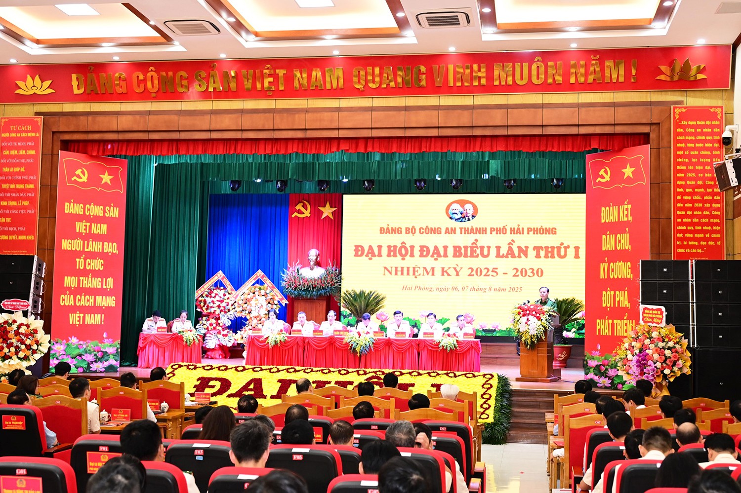 Thượng tướng Nguyễn Văn Long, Ủy viên Ban Thường vụ Đảng ủy Công an Trung ương, Thứ trưởng Bộ Công an phát biểu chỉ đạo đại hội.