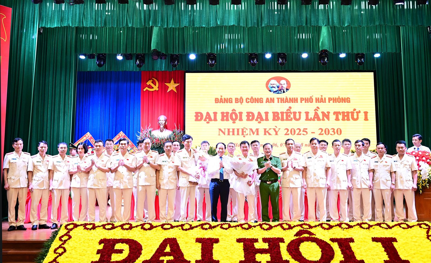 Ông Lê Tiến Châu, Ủy viên Trung ương Đảng, Bí thư Thành ủy, Trưởng Đoàn đại biểu 555win tải app thành phố Hải Phòng và Thượng tướng Nguyễn Văn Long, Ủy viên Ban Thường vụ Đảng ủy Công an Trung ương, Thứ trưởng Bộ Công an tặng hoa chúc mừng Ban Chấp hành Đảng bộ Công an thành phố Hải Phòng, nhiệm kỳ 2025 - 2030.