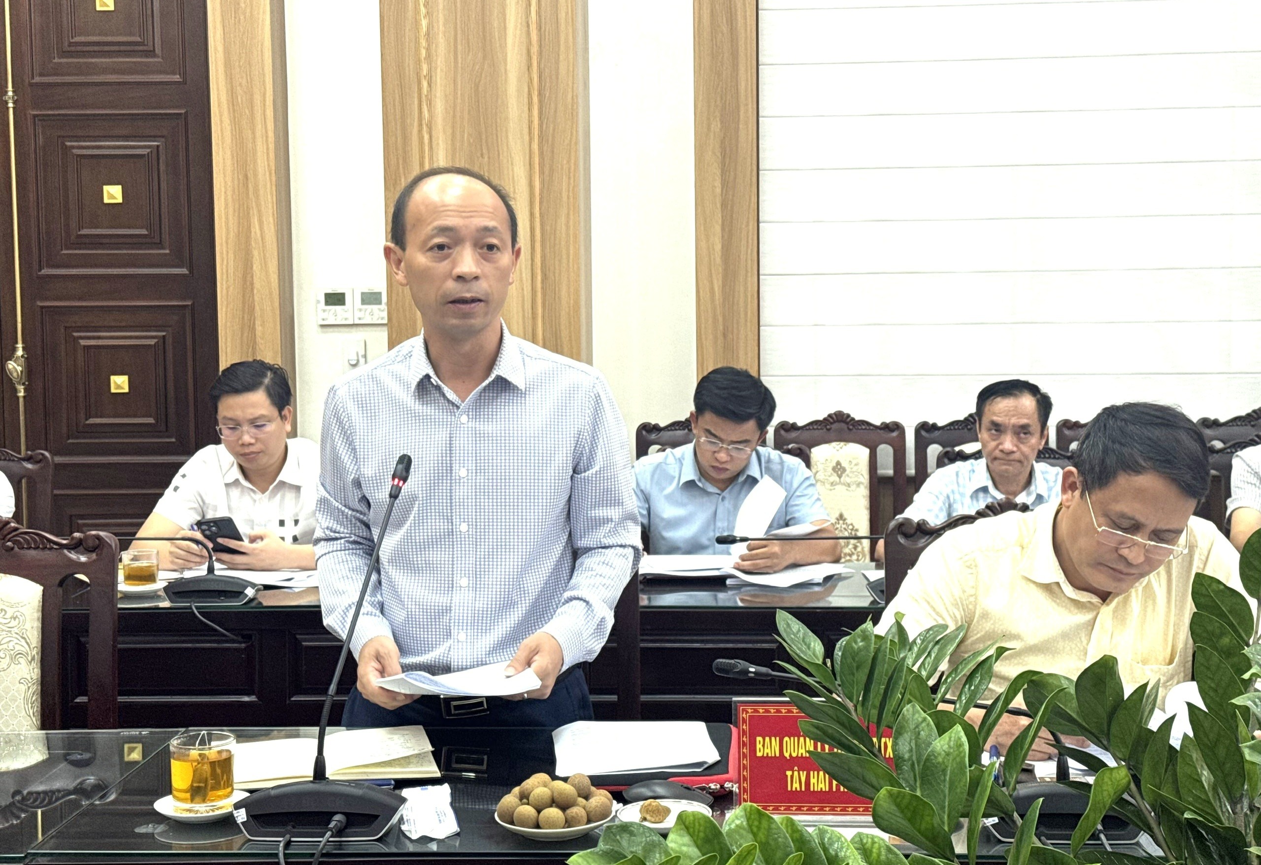 Giám đốc Ban Quản lý Dự án Đầu tư xây dựng Tây Hải Phòng Trịnh Nam Hưng báo cáo tại buổi làm việc.
