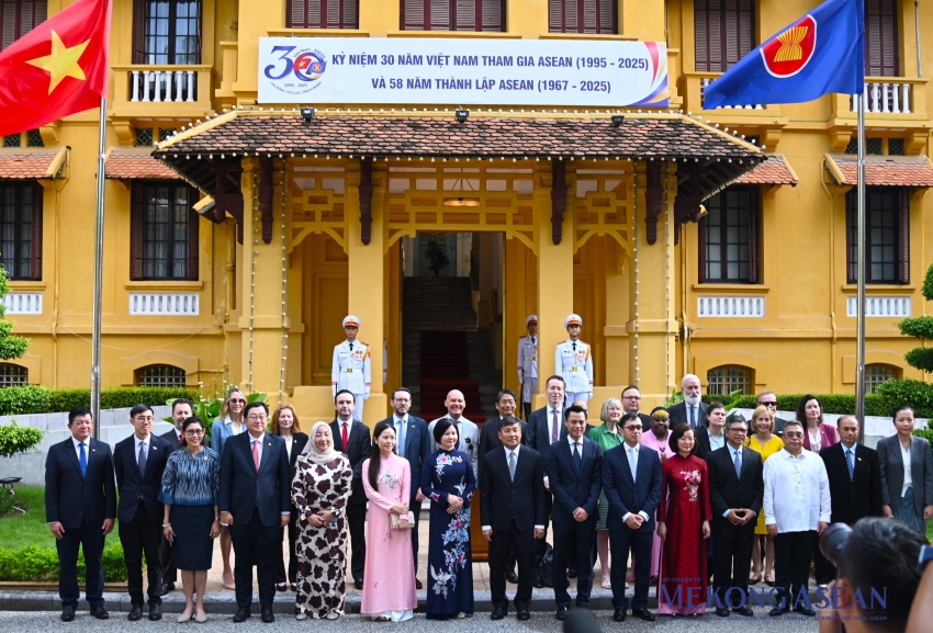 Lễ thượng cờ kỷ niệm 58 năm thành lập ASEAN tại Hà Nội