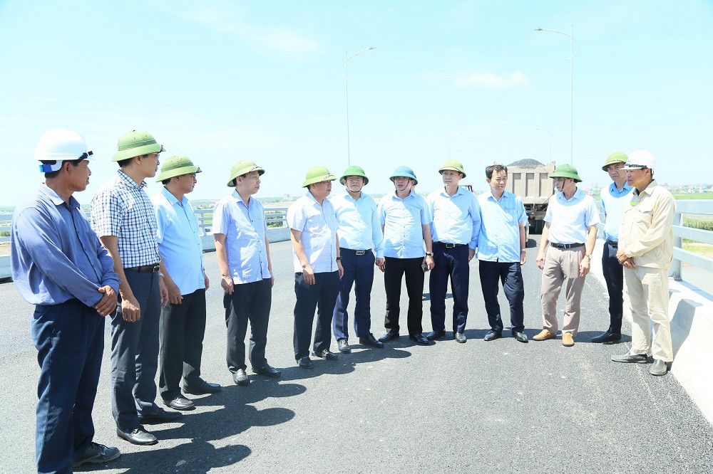 Phó Chủ tịch thường trực UBND tỉnh Hưng Yên Nguyễn Quang Hưng kiểm tra tiến độ thi công dự án tuyến đường bộ ven biển đoạn qua địa bàn tỉnh.