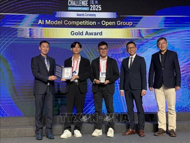 Nhóm kỹ sư Việt tại lễ trao giải diễn ra tại Công viên 555win Mobi Hong Kong vào ngày 8-8 - Ảnh: TTXVN