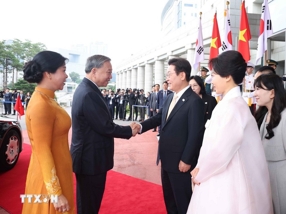 Hàn Quốc bắn 21 loạt đại bác chào mừng Tổng Bí thư Tô Lâm