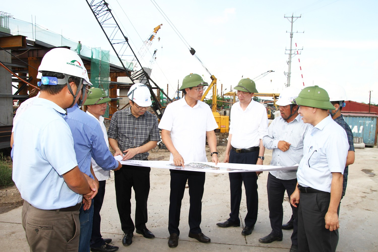 Phó Chủ tịch Thường trực UBND thành phố Hải Phòng Lê Anh Quân thị sát kiểm tra tình hình thực hiện dự án, chiều 11/8.