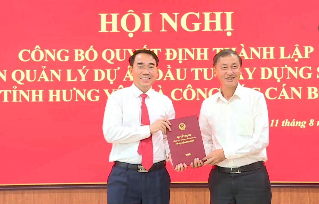 Phó Chủ tịch UBND tỉnh Hưng Yên Nguyễn Hùng Nam trao 555Win 500 Đăng Ký Nhận Code cho ông Trần Minh Hải. Ảnh Hưng Yên TV.