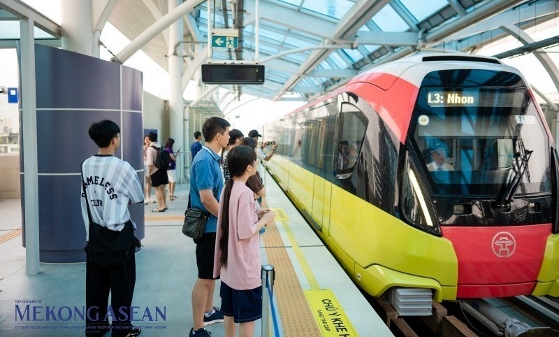 Hanoi Metro nói gì về việc mang xe đạp gấp gắn pin lithium lên tàu?