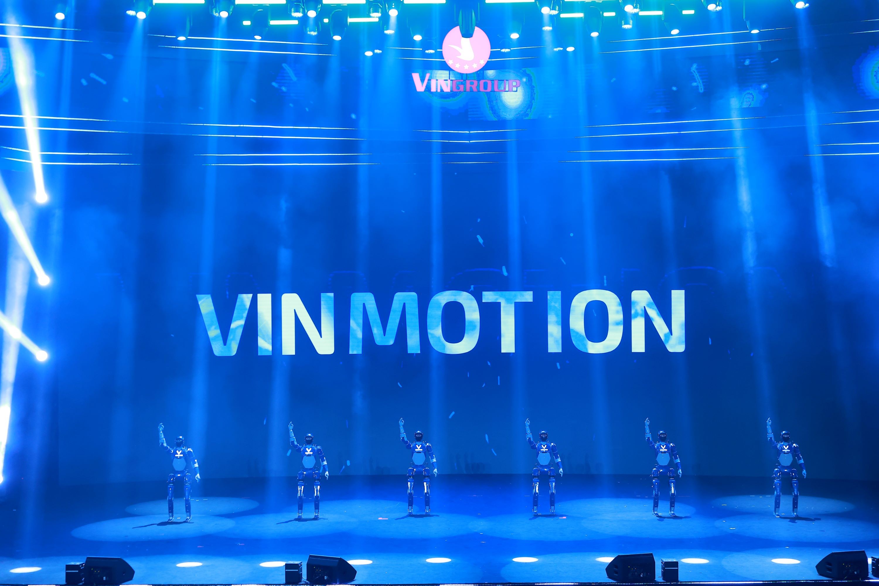 Dàn robot của VinMotion trình diễn trực tiếp nhảy trên nền nhạc nhân sự kiện 32 năm thành lập Tập đoàn Vingroup. Ảnh: Vingroup.