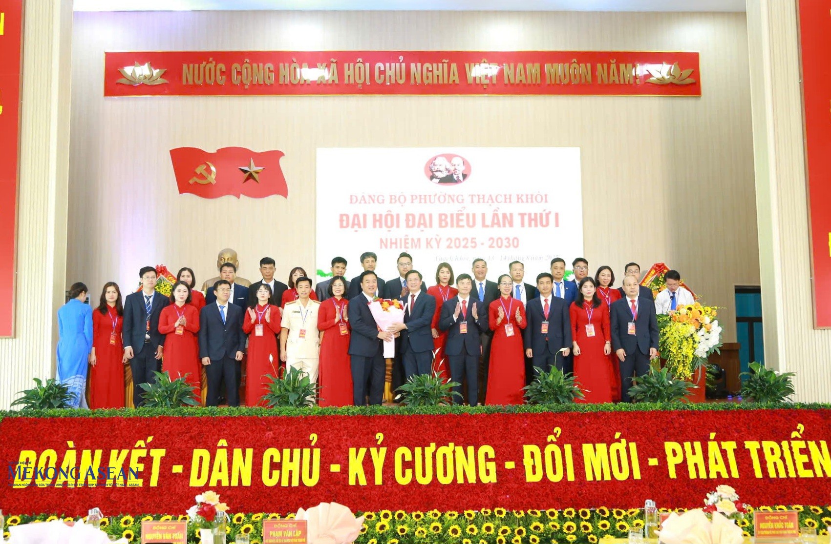 Ông Phạm Văn Lập tặng hoa chúc mừng Ban Chấp hành Đảng bộ phường Thạch Khôi nhiệm kỳ 2025 - 2030.