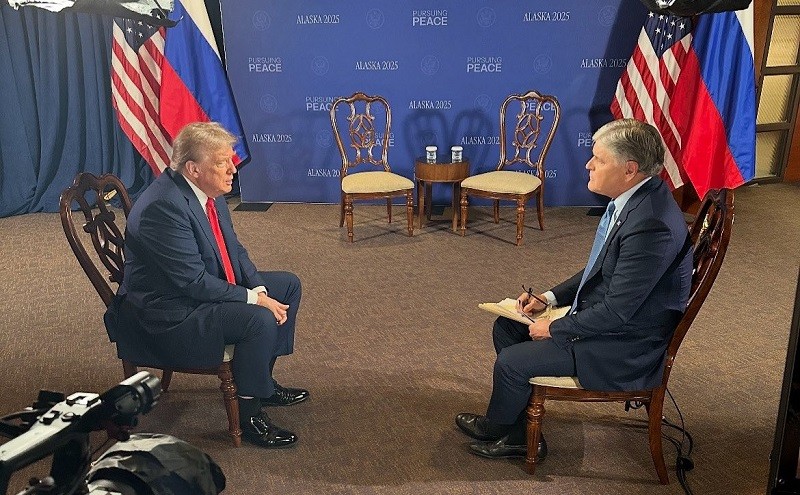 Tổng thống Mỹ Donald Trump (trái) và phóng viên Sean Hannity của Fox News ngày 15/8. Ảnh: X/@seanhannity