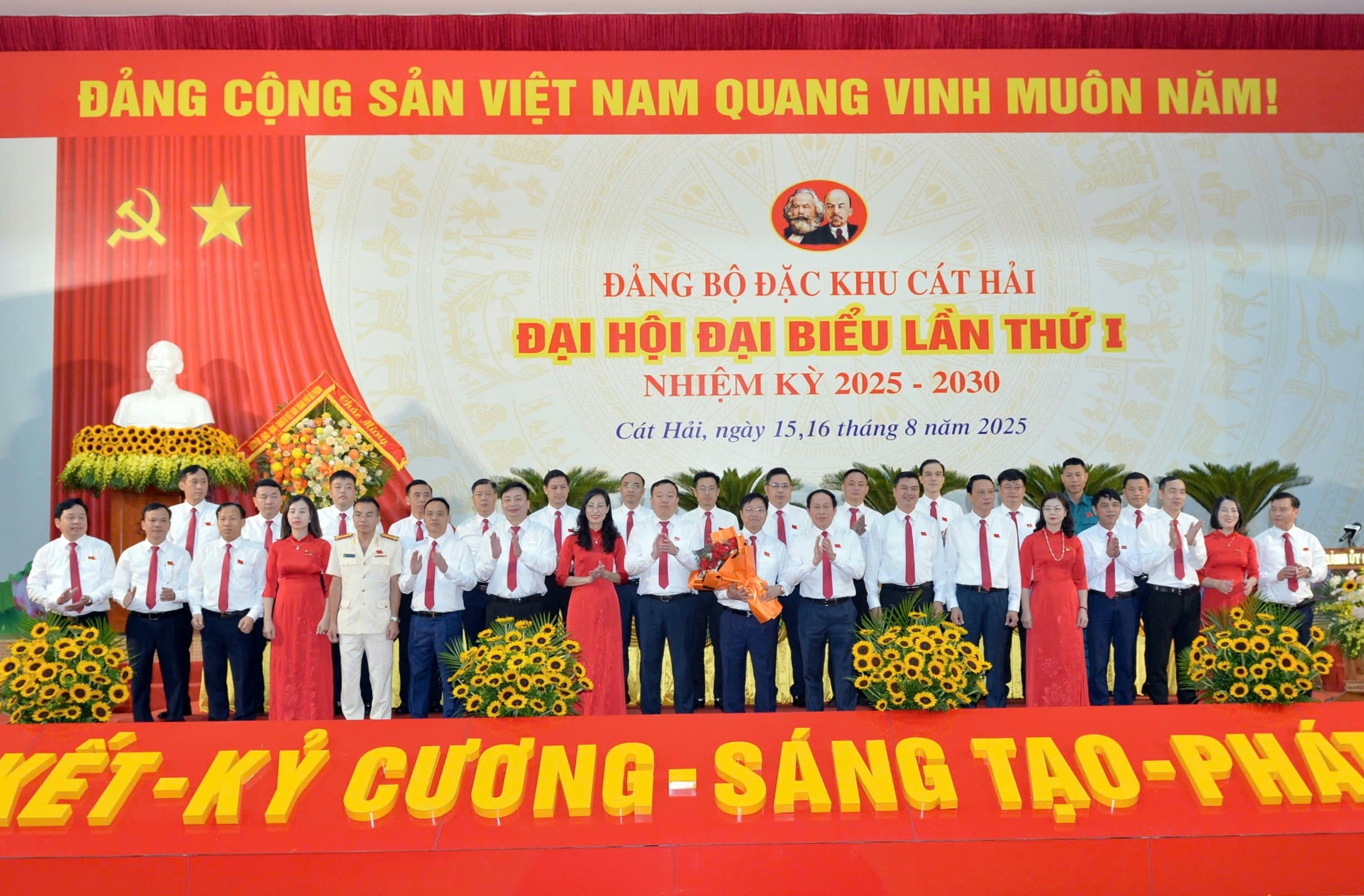 Ra mắt Ban Chấp hành Đảng bộ đặc khu Cát Hải nhiệm kỳ 2025 - 2030.