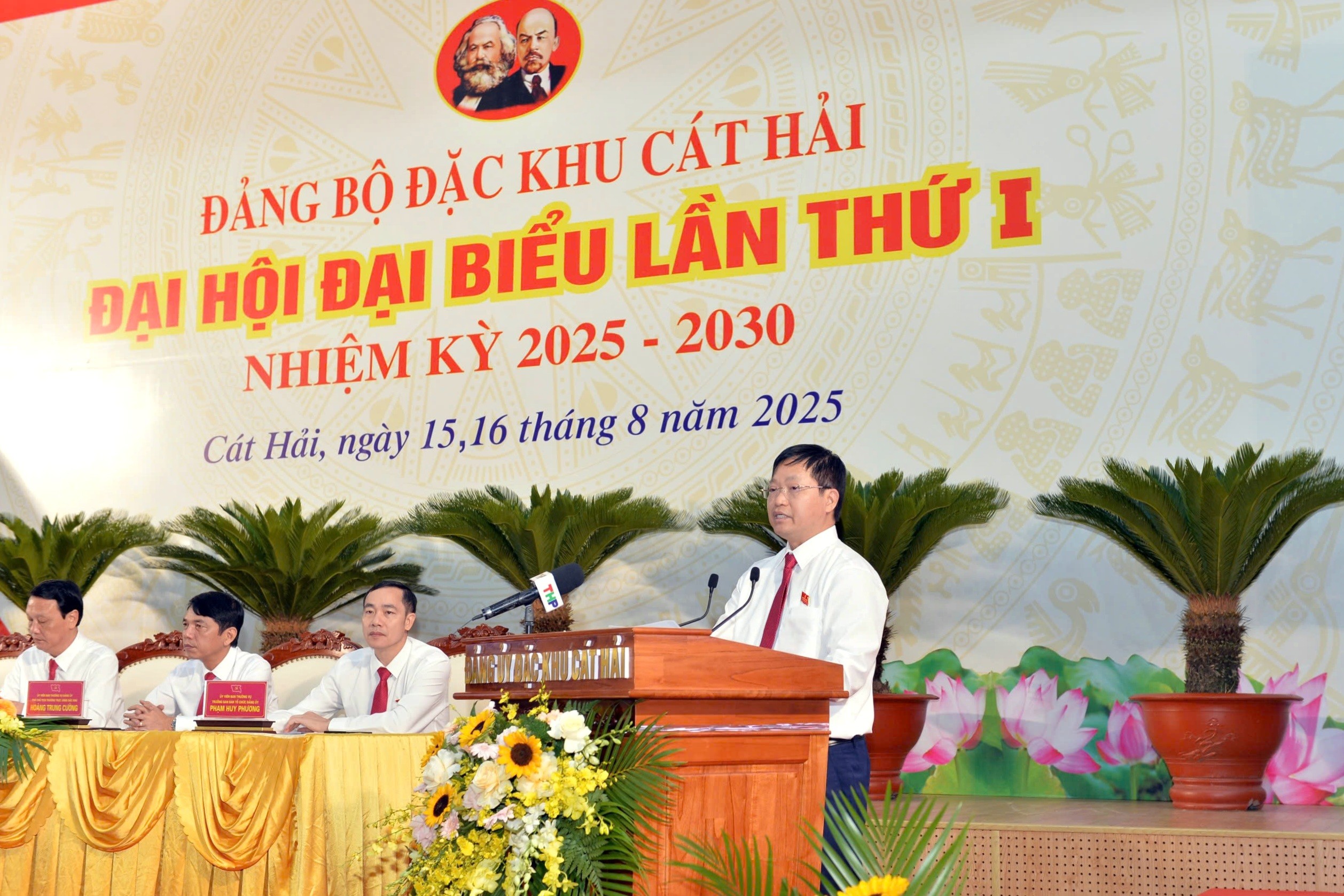 Ông Trần Văn Phương, Bí thư Đảng ủy Đặc khu Cát Hải phát biểu tại đại hội.