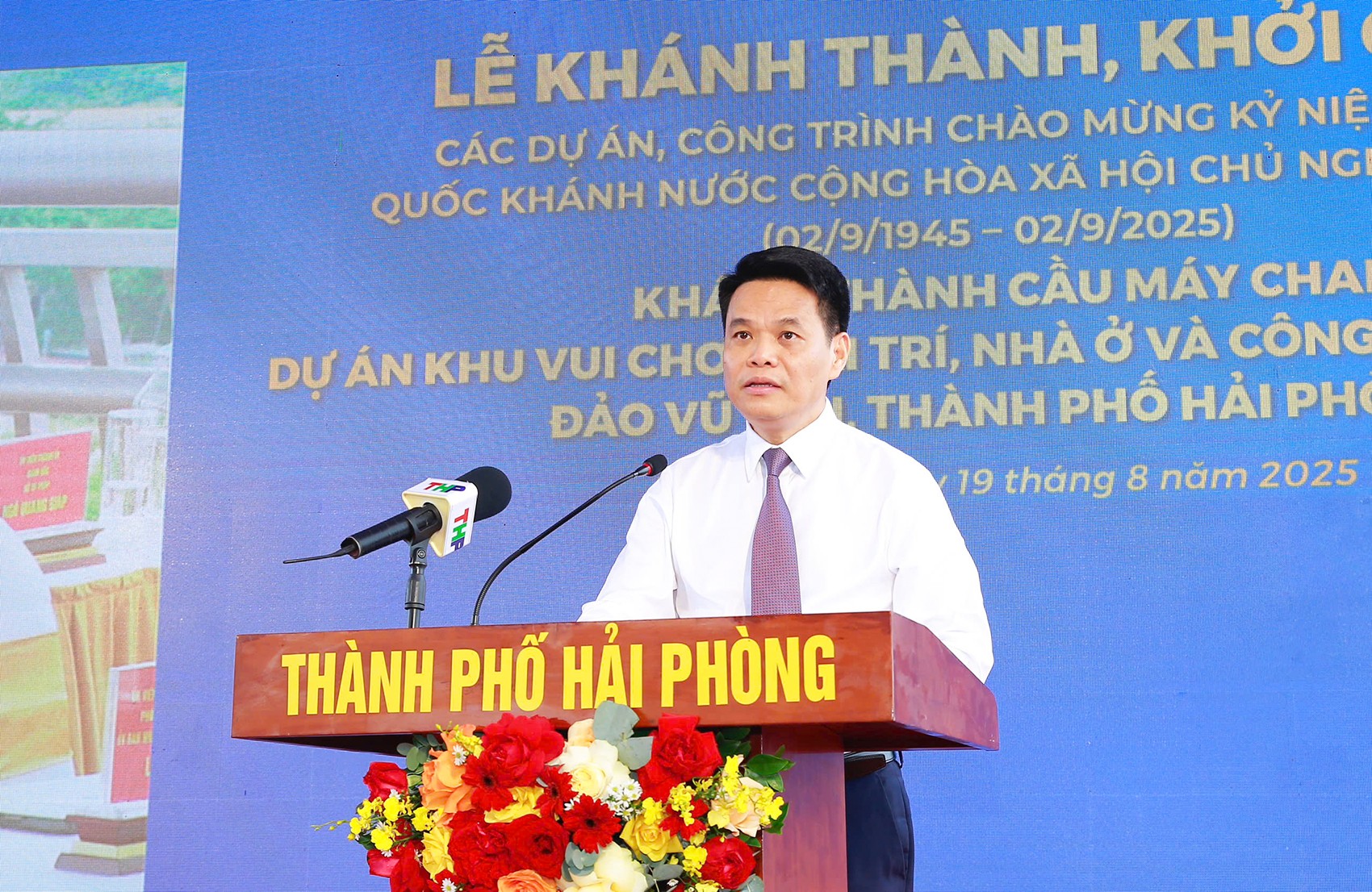 Ông Lê Ngọc Châu, Chủ tịch UBND thành phố Hải Phòng phát biểu tại điểm cầu khánh thành cầu Máy Chai và đường dẫn hai bên đầu cầu, tại phường Ngô Quyền. Ảnh Anh Phú.