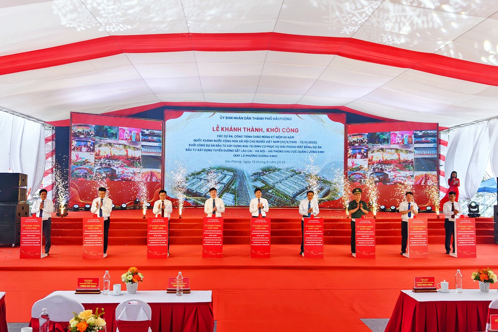 Lãnh đạo thành phố Hải Phòng và các đại biểu bấm nút khởi công Dự án đầu tư xây dựng Khu tái định cư dự án đường sắt Lào Cai - Hà Nội - Hải Phòng, khu vực phường Dương Kinh. Ảnh Anh Phú.