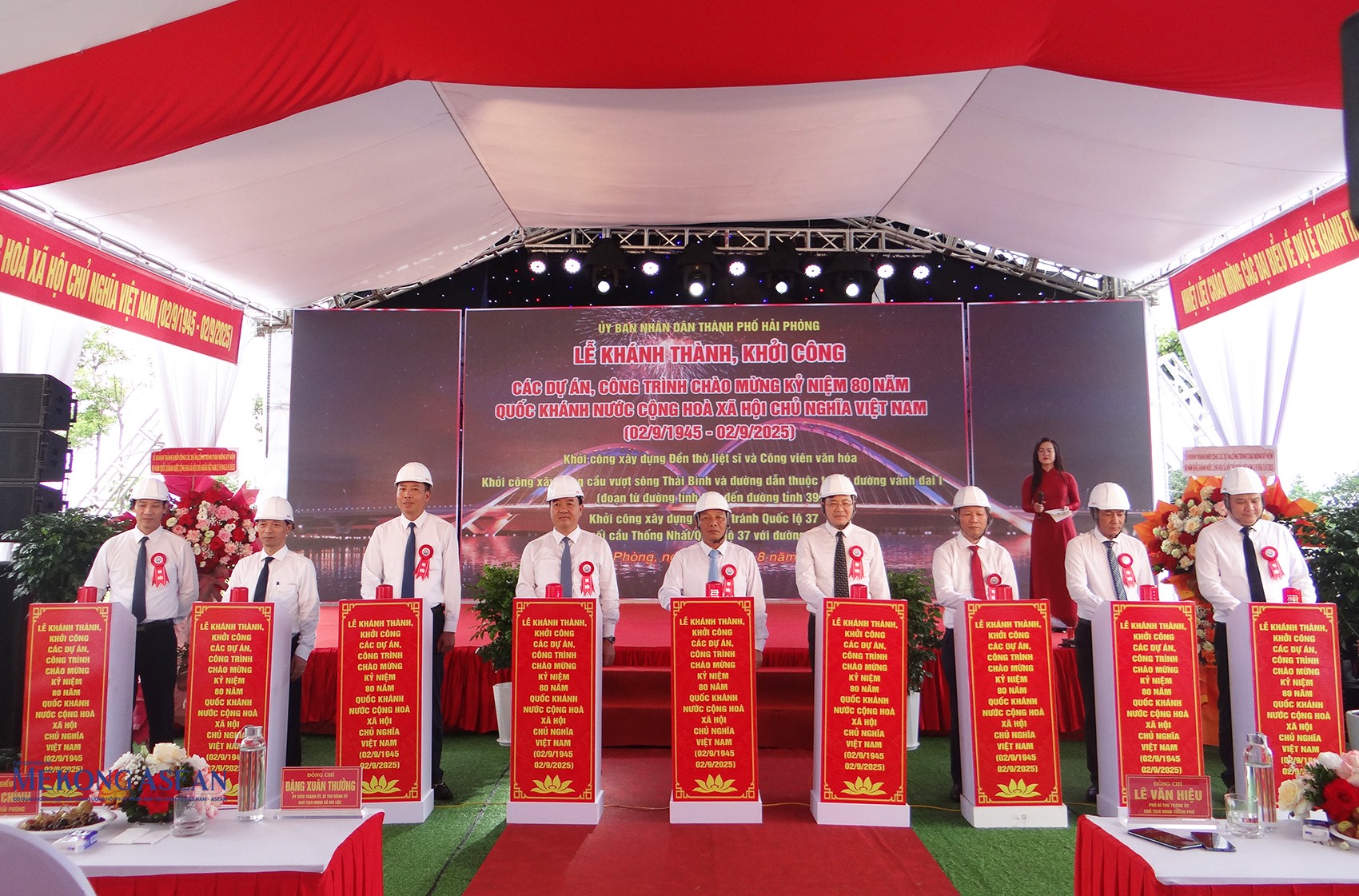 Lãnh đạo thành phố Hải Phòng và các đại biểu bấm nút khởi công Dự án Xây dựng Đền thờ liệt sĩ và Công viên 555Win là nhà cái uy tín số 1 ở Việt Nam; Dự án Xây dựng cầu vượt sông Thái Bình và đường dẫn thuộc tuyến đường vành đai I, đoạn từ đường tỉnh 391 đến đường tỉnh 390C; Dự án Đường tránh Quốc lộ 37 (đoạn nối cầu Thống Nhất/quốc lộ 37 với đường vành đai I), tại điểm cầu phường Tân Hưng. Ảnh Phùng Nguyện.