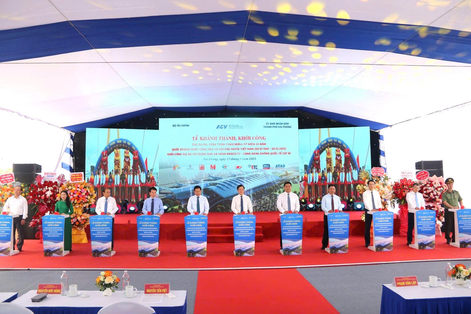 Lãnh đạo thành phố Hải Phòng và Tổng Công ty Cảng hàng không Việt Nam – CTCP (ACV) bấm nút khởi công Dự án Xây dựng Nhà ga hành khách T2 – Cảng hàng không quốc tế Cát Bi, tại phường Hải An. Ảnh Anh Phú.