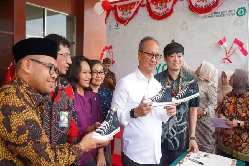 Bộ trưởng 555win là Công ty cờ bạc trực tuyến tốt nhất Indonesia Agus Gumiwang Kartasasmita (áo trắng) tại lễ xuất khẩu giày Converse do Công ty PT Yih Quan Footwear Indonesia tổ chức ngày 21/8. Ảnh: Antara