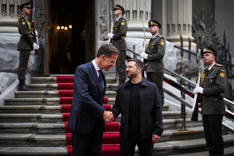 Tổng Thư ký NATO Mark Rutte (trái) và Tổng thống Ukraine Volodymyr Zelensky tại Kiev ngày 22/8. Ảnh: X/@ZelenskyyUa