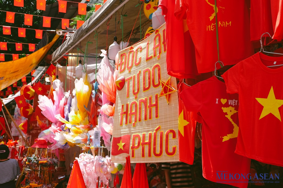 Phố Hàng Mã rực rỡ sắc đỏ trong dịp lễ Quốc khánh 2/9. Các gian hàng bày bán cờ, áo phông in hình quốc kỳ, khẩu hiệu “Độc lập – Tự do – Hạnh phúc” cùng nhiều vật phẩm trang trí, tạo nên không khí náo nức, tự hào dân tộc.