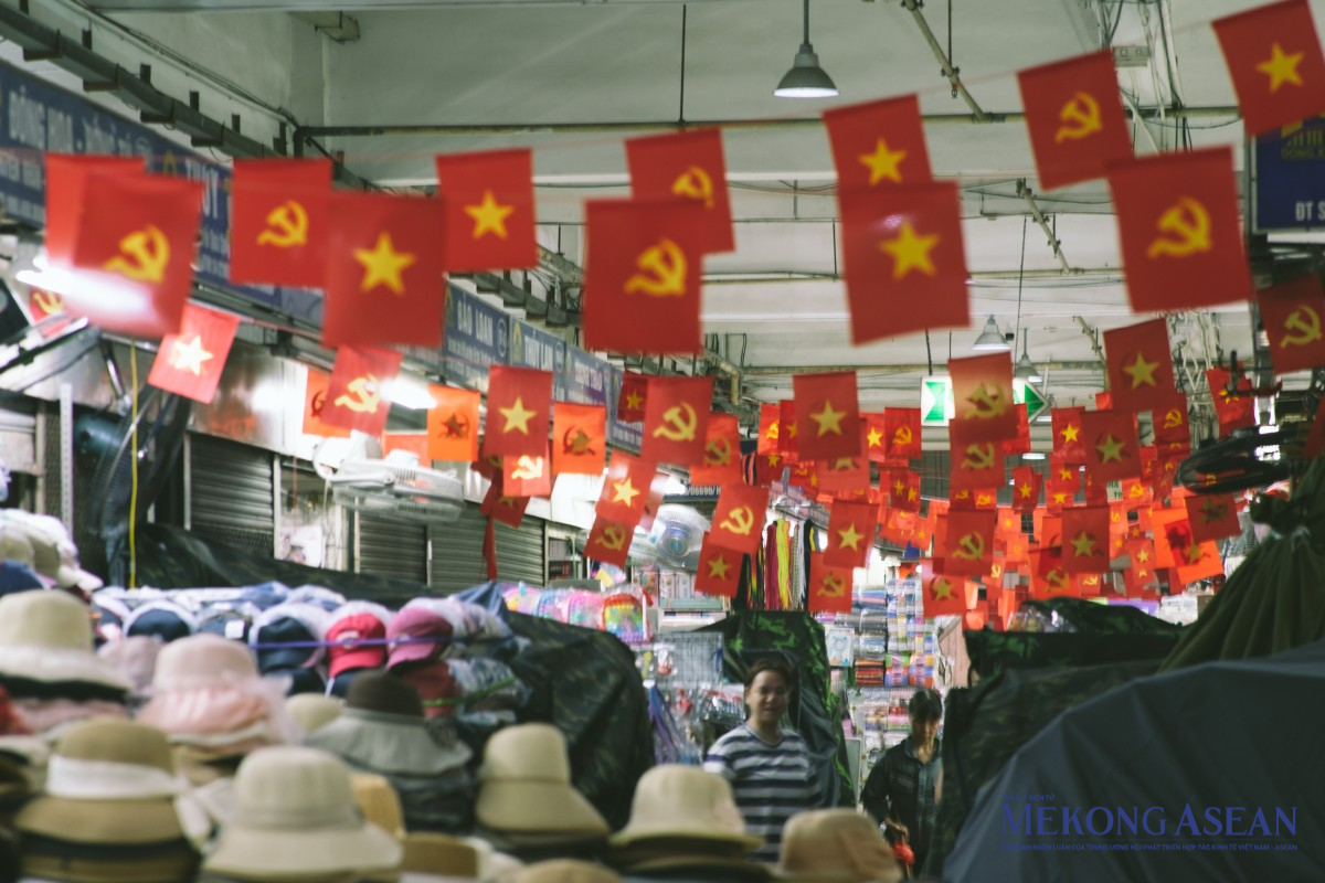 Tại chợ Đồng Xuân, sắc đỏ nổi bật càng làm nổi bật nét đặc trưng của khu chợ vừa lưu giữ hồn cốt phố cổ, vừa hòa cùng nhịp sống sôi động hiện đại.