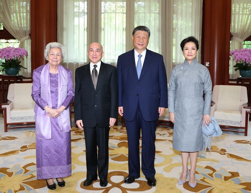Từ trái sang phải: Hoàng Thái hậu Campuchia Norodom Monineath Sihanouk, Quốc vương Campuchia Norodom Sihamoni, Chủ tịch Trung Quốc Tập Cận Bình và Phu nhân Bành Lệ Viện. Ảnh: Tân Hoa xã.