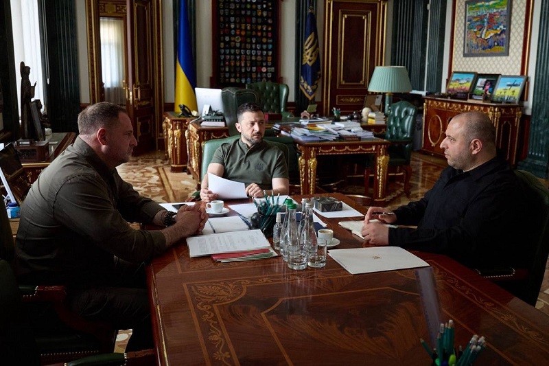Từ trái sang phải: Chánh Văn phòng Tổng thống Ukraine Andriy Yermak, Tổng thống Ukraine Volodymyr Zelensky và Thư ký Hội đồng Quốc phòng Rustem Umerov. Ảnh: X/@AndriyYermak