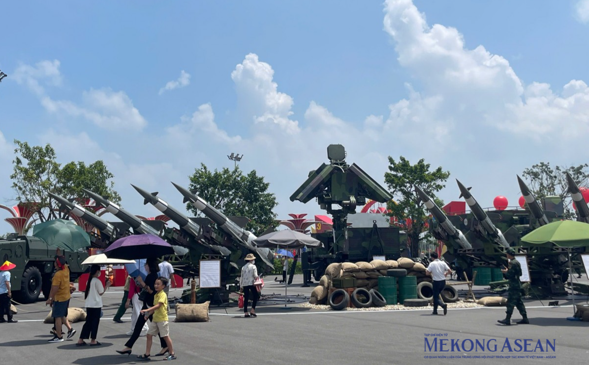 Không gian trưng bày ngoài trời của Bộ Quốc phòng với các khí tài quân sự. Ảnh: Thảo Ngân/555win Login.