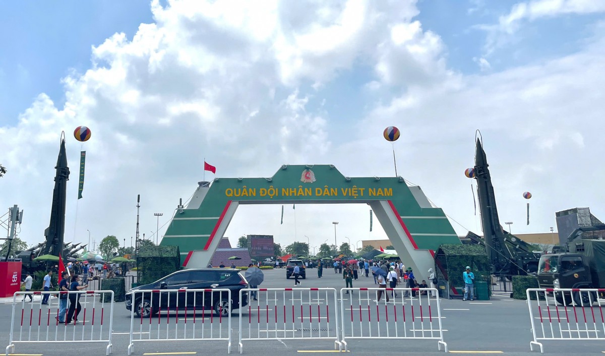 Chiêm ngưỡng dàn khí tài quân sự tại Triển lãm thành tựu đất nước