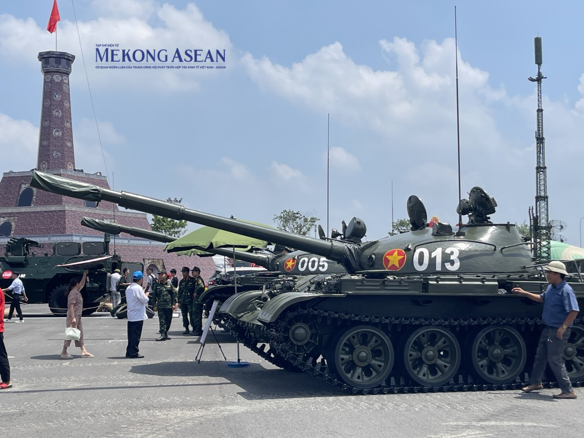 Chiêm ngưỡng dàn khí tài quân sự tại Triển lãm thành tựu đất nước